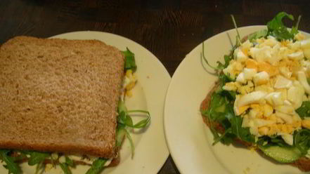 Рецепт английского сэндвича с яйцом, огурцом и руколой