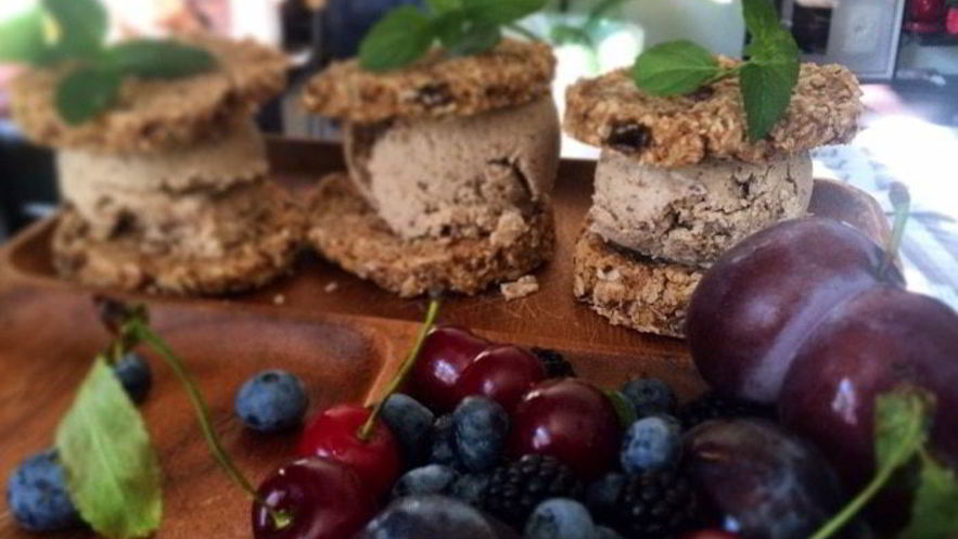 Рецепт имбирных сэндвичей с кокосово-чайным мороженным