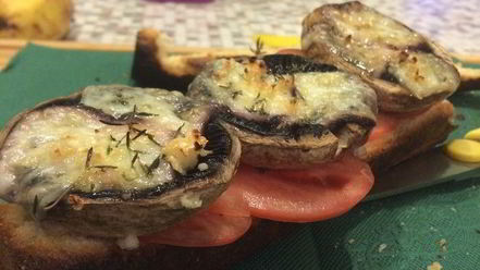 Рецепт хрустящего сэндвича с грушами-гриль и запеченными грибами