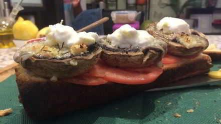 Рецепт хрустящего сэндвича с грушами-гриль и запеченными грибами