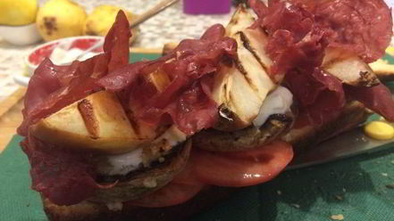 Рецепт хрустящего сэндвича с грушами-гриль и запеченными грибами