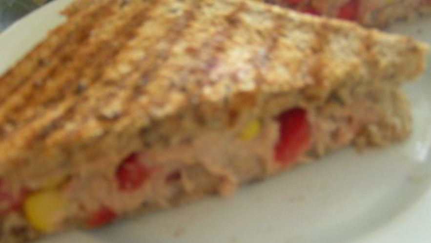 Рецепт сэндвича-гриля с тунцом, кукурузой и сладким перцем