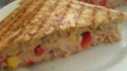 Рецепт сэндвича-гриля с тунцом, кукурузой и сладким перцем