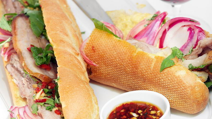 Рецепт сэндвича на маленьком багете со свиной брюшиной и маринованным луком