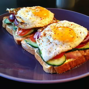 Рецепт Сэндвича с беконом, яйцом и красным луком