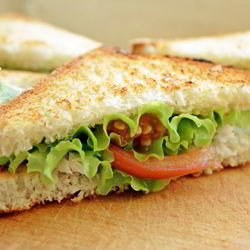 Рецепт Сэндвича с курицей, помидорами и авокадоз