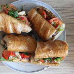 Рецепт Сэндвича с курицей, помидорами и красным луком