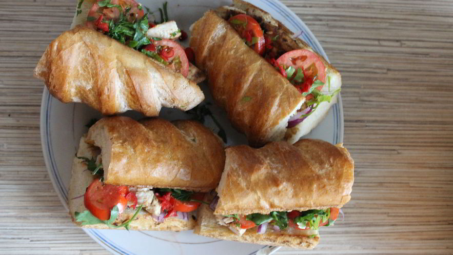 Рецепт сэндвича с курицей, помидорами и красным луком