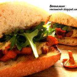 Рецепт Сэндвича с лисичками, краковской колбасой и розмарином