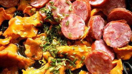 Рецепт сэндвича с лисичками, краковской колбасой и розмарином