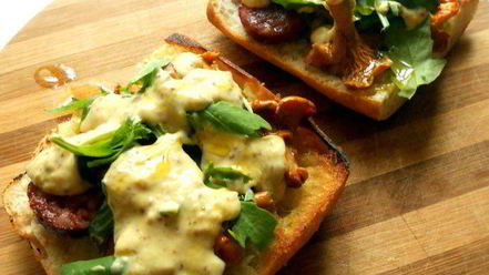 Рецепт сэндвича с лисичками, краковской колбасой и розмарином