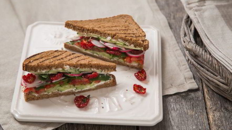 Рецепт сэндвича с овощами и сливочным сыром