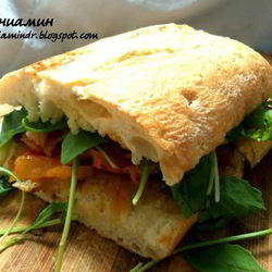 Рецепт Сэндвича с печеными овощами, руколой и беконом