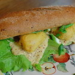 Рецепт Сэндвича с рыбой в кляре и листьями салата