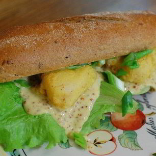 Рецепт Сэндвича с рыбой в кляре и листьями салата