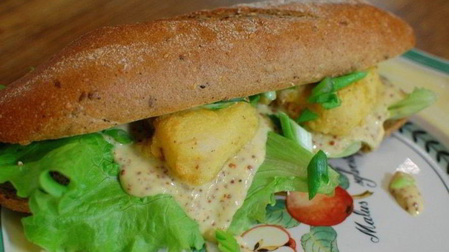 Рецепт сэндвича с рыбой в кляре и листьями салата