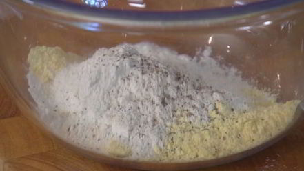 Рецепт сэндвича с рыбой в кляре и листьями салата