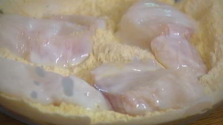 Рецепт сэндвича с рыбой в кляре и листьями салата