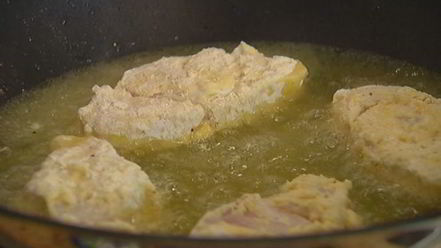 Рецепт сэндвича с рыбой в кляре и листьями салата