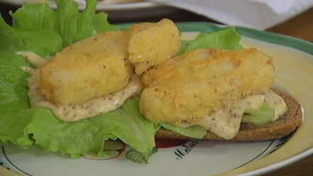 Рецепт сэндвича с рыбой в кляре и листьями салата