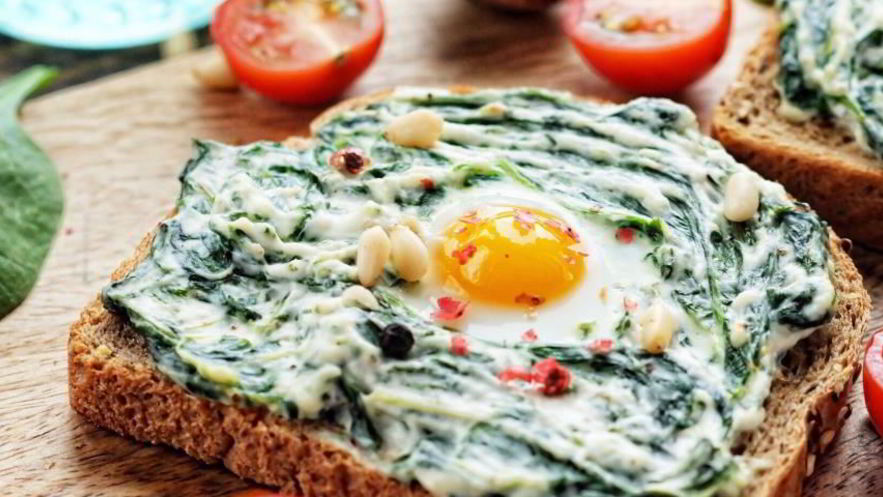 Рецепт сэндвича с шпинатом, творожным сыром и перепелиным яйцом