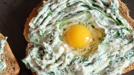 Рецепт сэндвича с шпинатом, творожным сыром и перепелиным яйцом