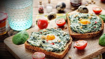 Рецепт сэндвича с шпинатом, творожным сыром и перепелиным яйцом