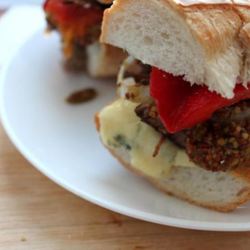 Рецепт Сэндвича с томленой телятиной, запеченным перцем и дор блю