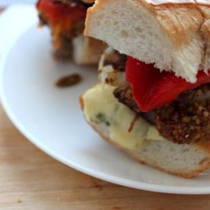 Рецепт Сэндвича с томленой телятиной, запеченным перцем и дор блю