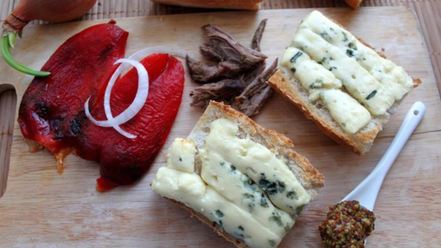 Рецепт сэндвича с томленой телятиной, запеченным перцем и дор блю