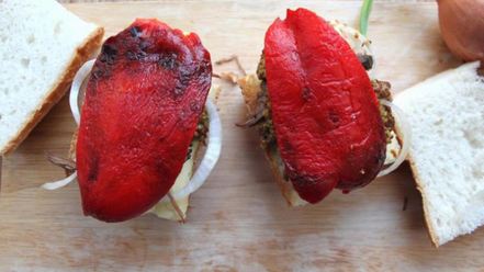 Рецепт сэндвича с томленой телятиной, запеченным перцем и дор блю