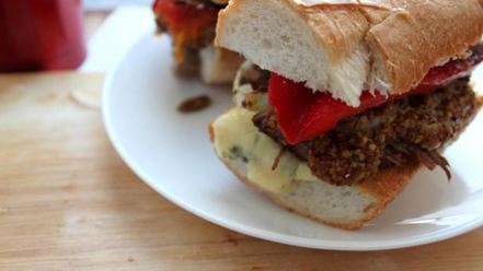 Рецепт сэндвича с томленой телятиной, запеченным перцем и дор блю