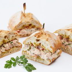 Рецепт Сэндвича с тунцом, овощами и соусом чили