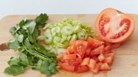 Рецепт сэндвича с тунцом, овощами и соусом чили