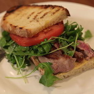 Рецепт Сэндвича со стейком, руколой и помидорами