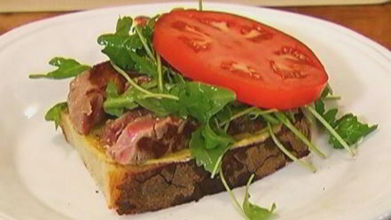 Рецепт сэндвича со стейком, руколой и помидорами