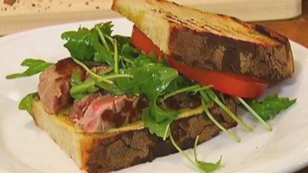 Рецепт сэндвича со стейком, руколой и помидорами