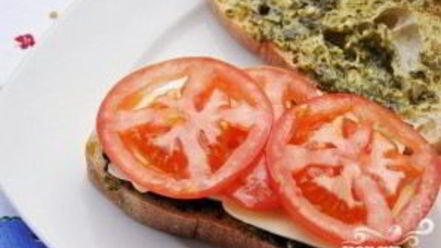 Рецепт сэндвичей с помидорами, соусом и сыром