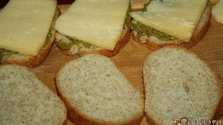 Рецепт сэндвичей с сыром и соусом песто
