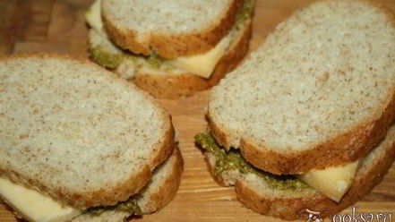 Рецепт сэндвичей с сыром и соусом песто