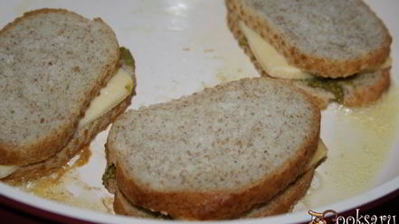 Рецепт сэндвичей с сыром и соусом песто