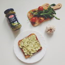 Рецепт Сэндвичей с творожным кремом и соусом песто, с чесночными креветками