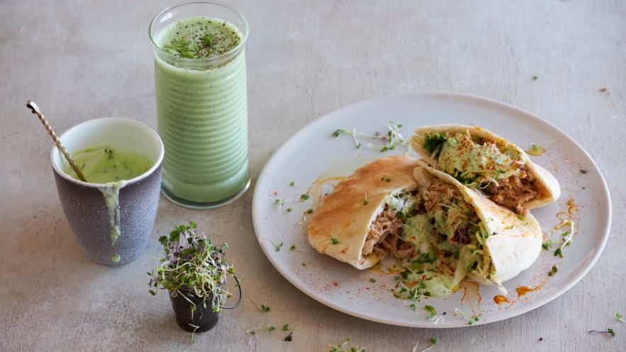 Рецепт сэндвичей в пите со свининой и йогуртовым соусом