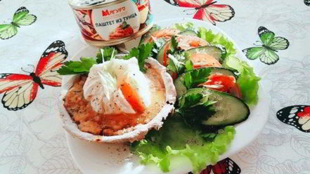 Рецепт ржаных тарталеток с паштетом из тунца и яйцом пашот