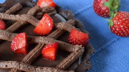 Рецепт шоколадных тарталеток с клубникой