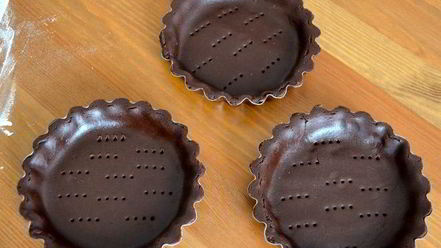 Рецепт шоколадных тарталеток с клубникой