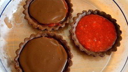 Рецепт шоколадных тарталеток с клубникой