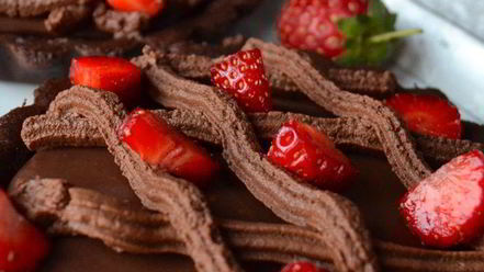 Рецепт шоколадных тарталеток с клубникой