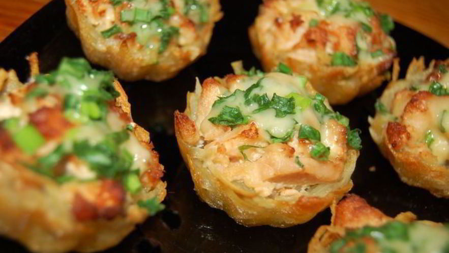 Рецепт тарталеток из картофеля с куриным филе под чесночно-сырным соусом