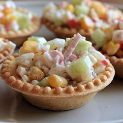 Рецепт Тарталеток с крабовыми палочками кукурузой и огурцом